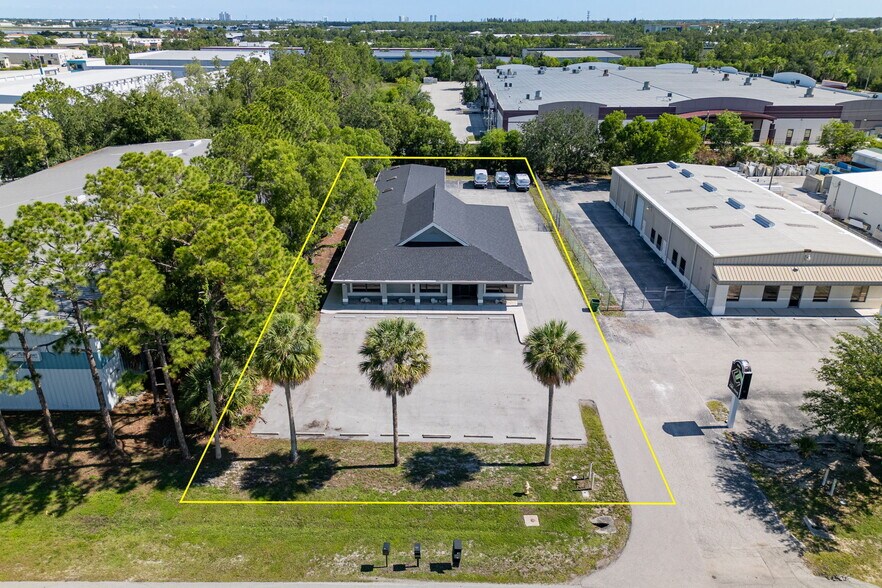6241 Arc Way, Fort Myers, FL à vendre - Photo du bâtiment - Image 3 de 42