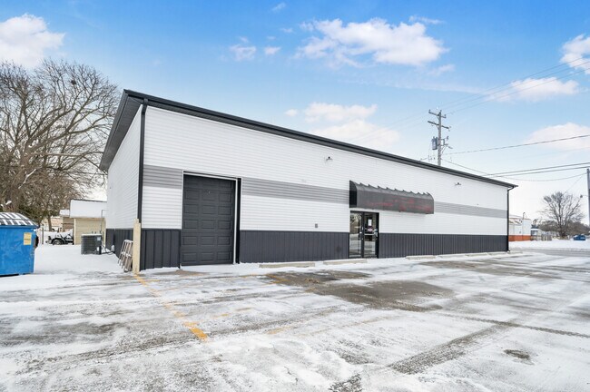 More details for 805 Maple St, Big Rapids, MI - Retail for Sale