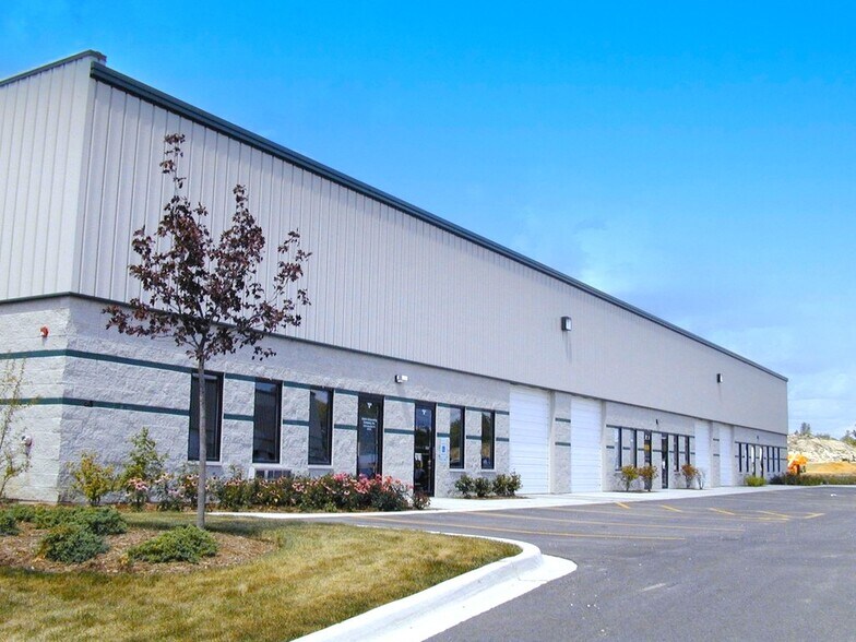 1520 Industrial Dr, Lake In The Hills, IL for sale - Building Photo - Image 1 of 1