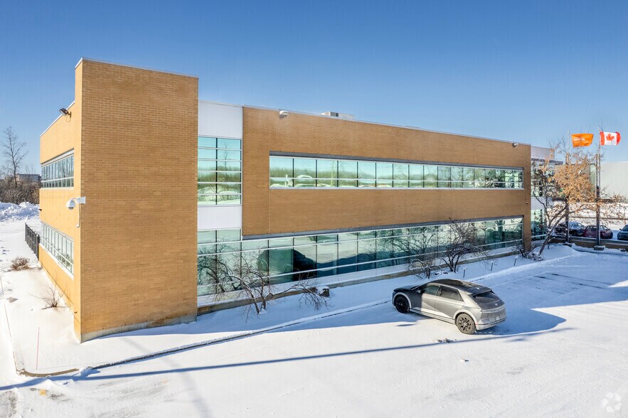 1600 Rue Montgolfier, Laval, QC à louer - Photo du bâtiment - Image 2 de 3