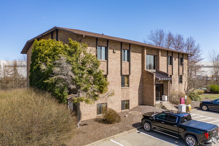 217 Executive Dr, Cranberry Township, PA à vendre - Photo du bâtiment - Image 2 de 13