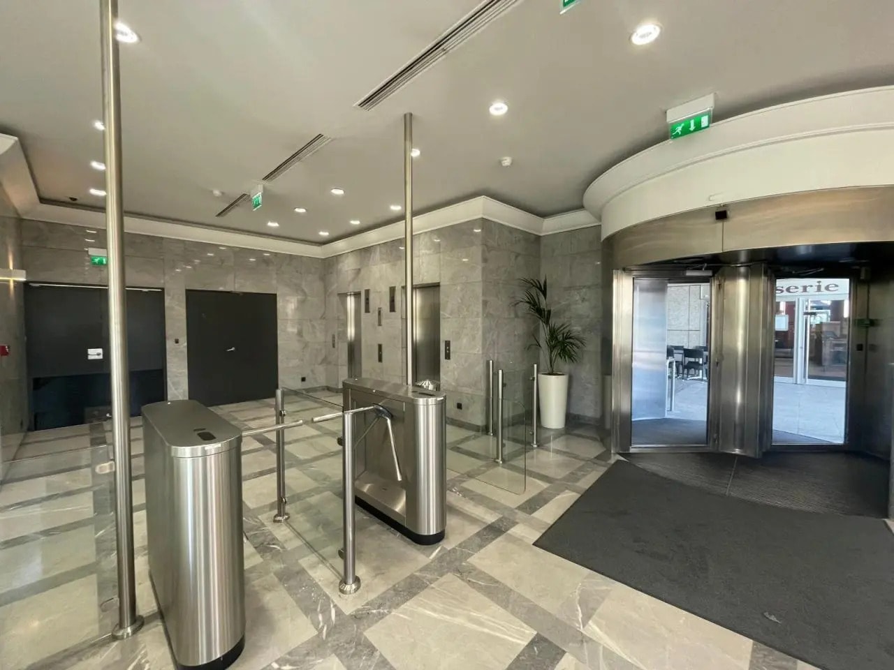 Bureau dans Charenton-le-Pont à louer Hall d’entrée- Image 1 de 10