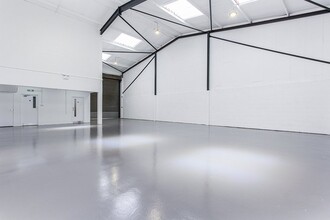 Juno Way, Londres à louer Photo du bâtiment- Image 2 de 2