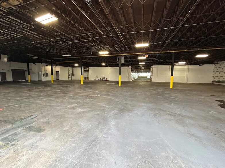 2950 N Western Ave, Chicago, IL for lease - Interior Photo - Image 3 of 24