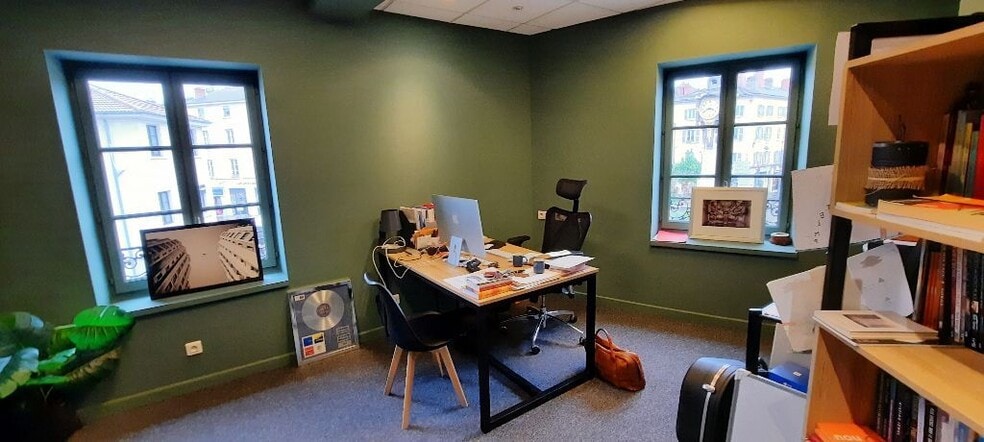 14 Place Pierre Vauboin, Tassin-la-Demi-Lune for lease - Interior Photo - Image 3 of 4