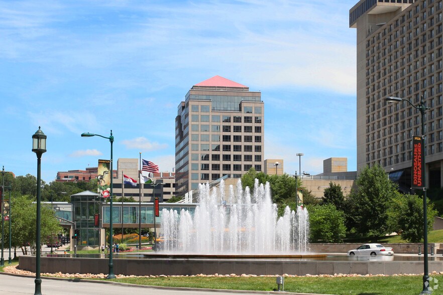 2405 Grand Ave, Kansas City, MO for lease - Building Photo - Image 2 of 11