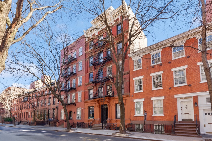 44 Perry St, New York, NY for sale - Building Photo - Image 2 of 5