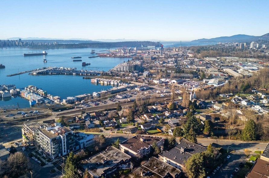 326 West 1st St, North Vancouver, BC à vendre - Photo du bâtiment - Image 3 de 3