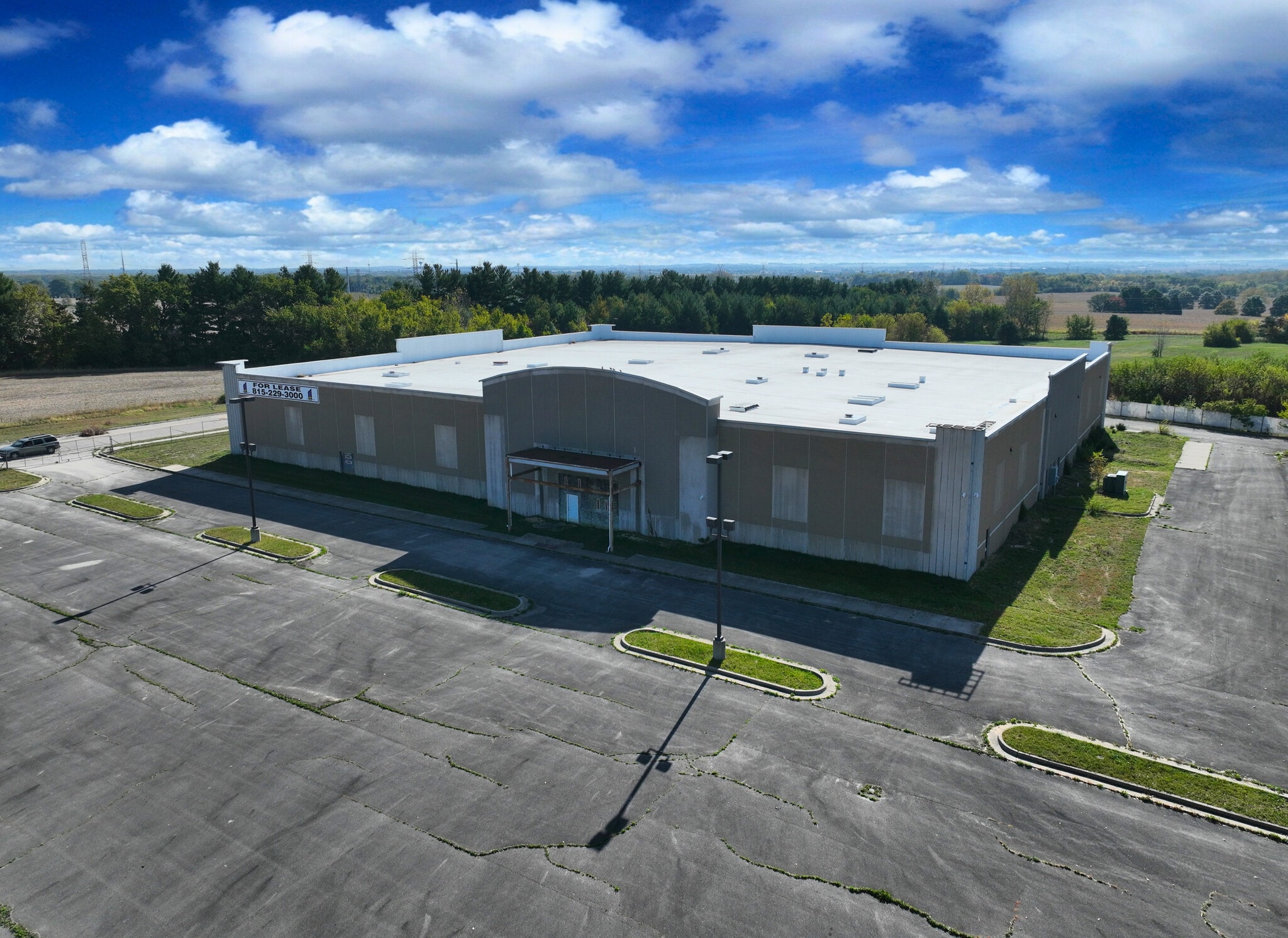 8445 Chandan Dr, Rockford, IL for lease Primary Photo- Image 1 of 5