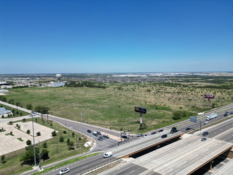 Keller Hicks & IH-35 W, Fort Worth, TX à vendre - Aérien - Image 2 de 6