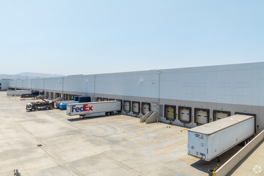 26525 Pioneer Ave, Redlands, CA à louer - Photo du bâtiment - Image 2 de 4