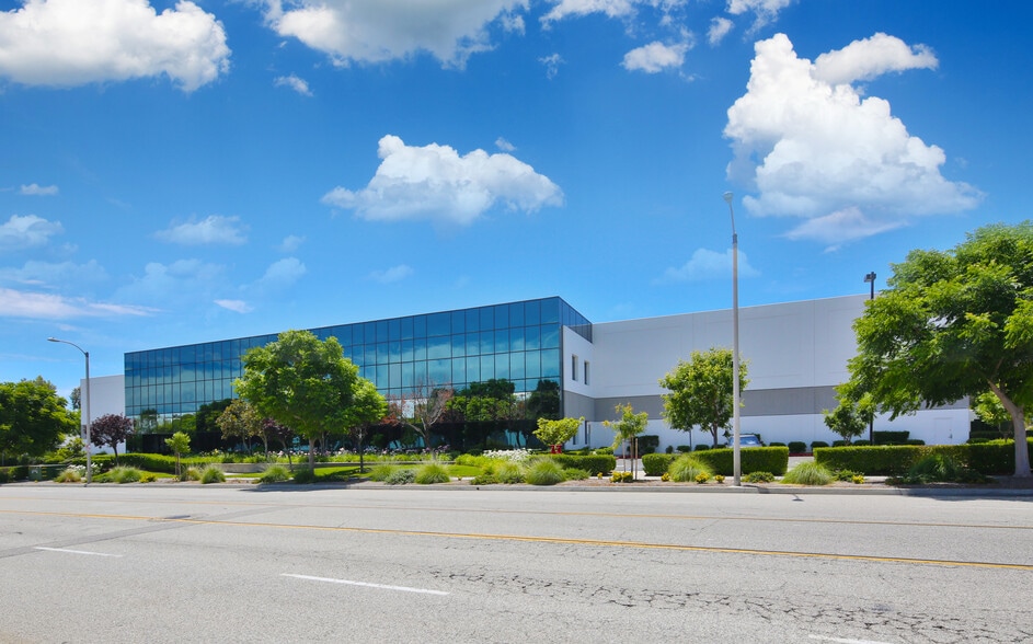 28220 Industry Dr, Valencia, CA for lease - Building Photo - Image 2 of 7