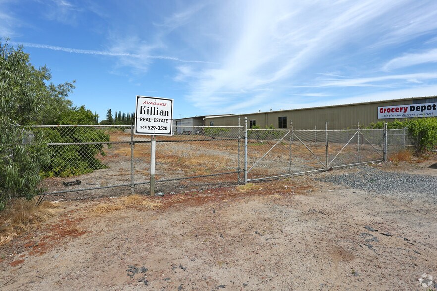 1308 E F St, Oakdale, CA à vendre - Photo du bâtiment - Image 3 de 6