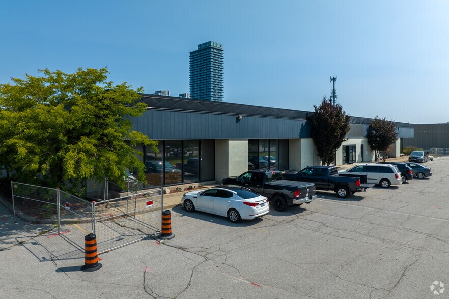 360 Evans Ave, Toronto, ON à louer - Photo du bâtiment - Image 3 de 5