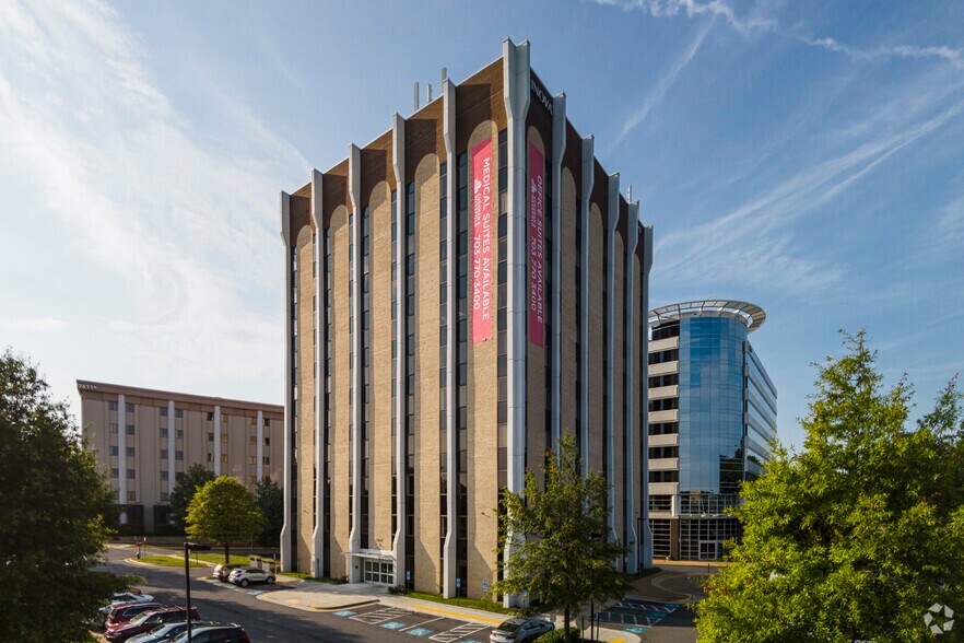 7617 Little River Tpke, Annandale, VA à louer - Photo du bâtiment - Image 3 de 3