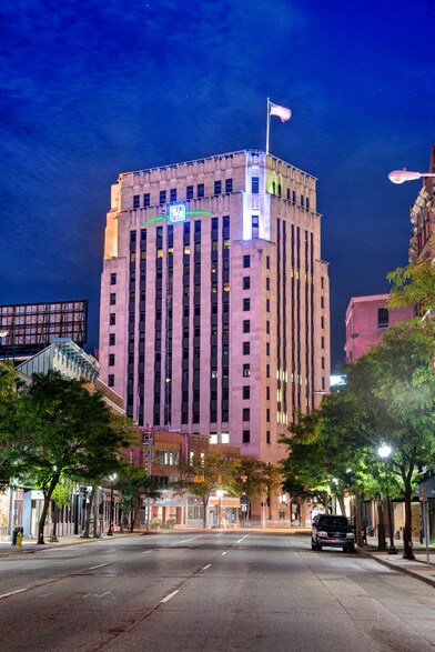 136 E Michigan Ave, Kalamazoo, MI à louer - Photo du bâtiment - Image 3 de 3