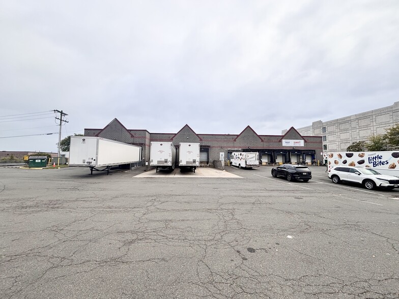 328 Selleck St, Stamford, CT for lease - Building Photo - Image 3 of 26
