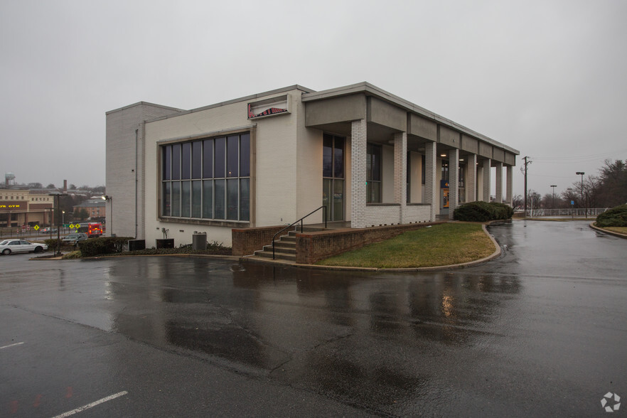 6300 Leesburg Pike, Falls Church, VA for lease - Primary Photo - Image 1 of 8