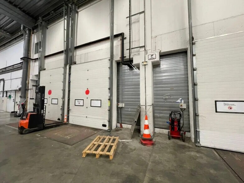 Bureau dans Ivry-sur-Seine à louer - Photo du bâtiment - Image 2 de 14