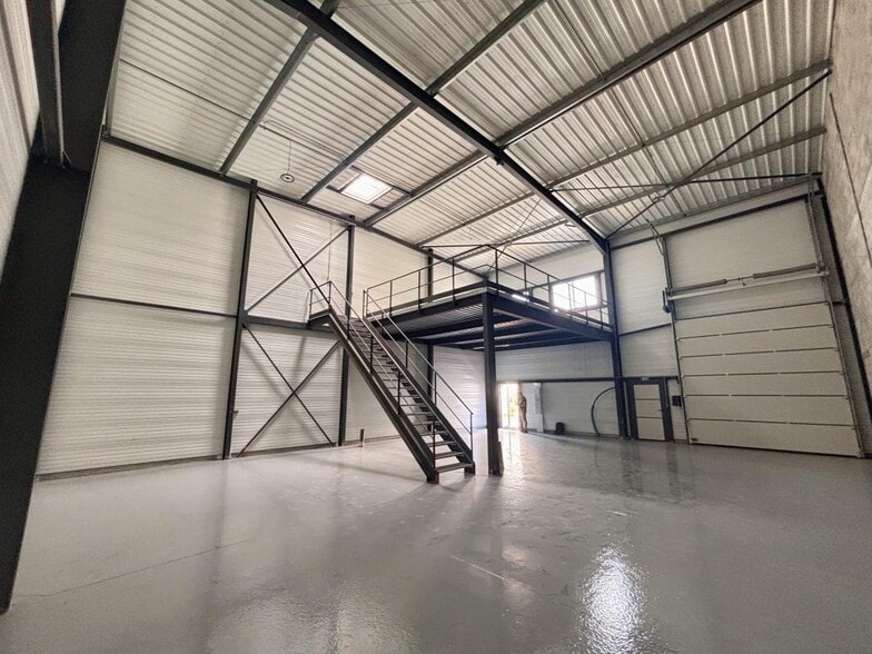 Flex in Signes for lease - Interior Photo - Image 1 of 8