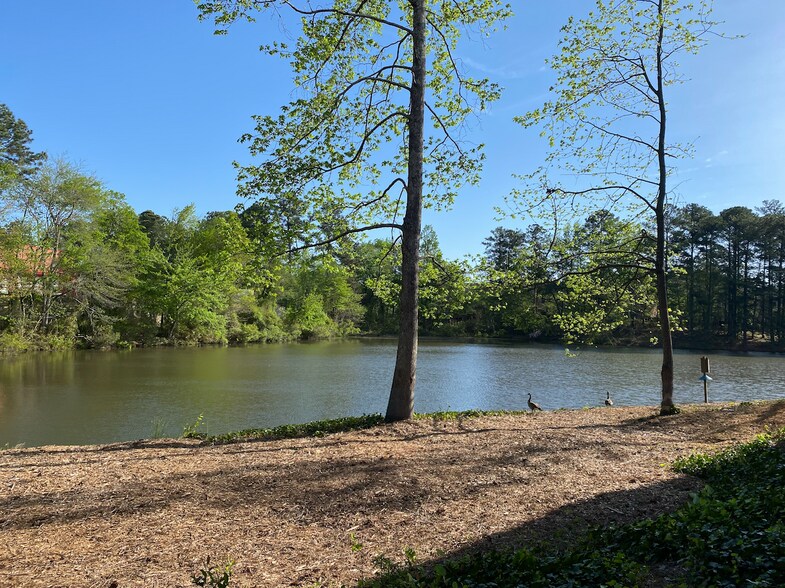 5880 Live Oak Pkwy, Norcross, GA à louer - Photo du bâtiment - Image 2 de 9