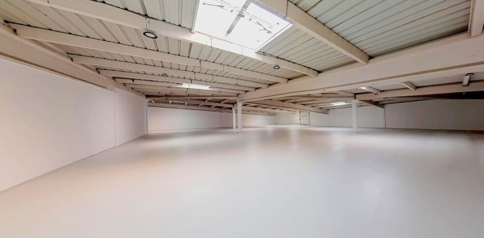 Flex in Coignières for lease - Building Photo - Image 2 of 9