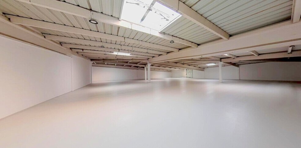 Flex dans Coignières à louer - Photo du bâtiment - Image 2 de 9