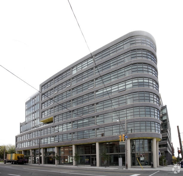 1201 Dundas St E, Toronto, ON à vendre - Photo du bâtiment - Image 2 de 11