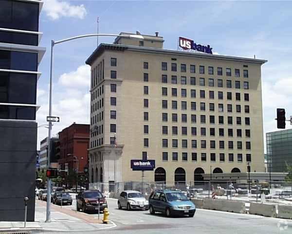 201-205 W 2nd St, Davenport, IA à louer - Photo du bâtiment - Image 2 de 5