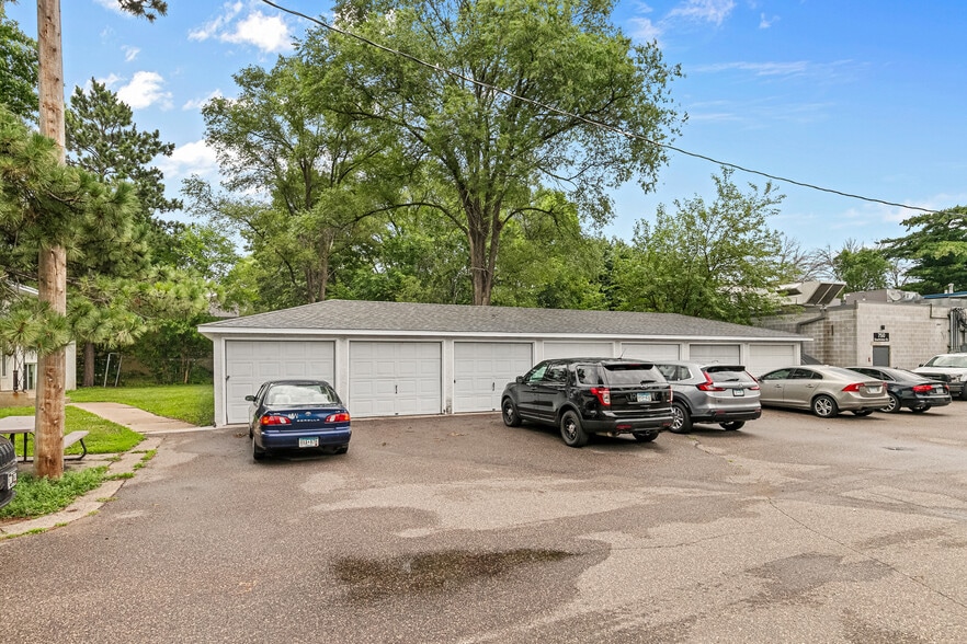 752 Southview Dr, Anoka, MN for sale - Primary Photo - Image 3 of 19