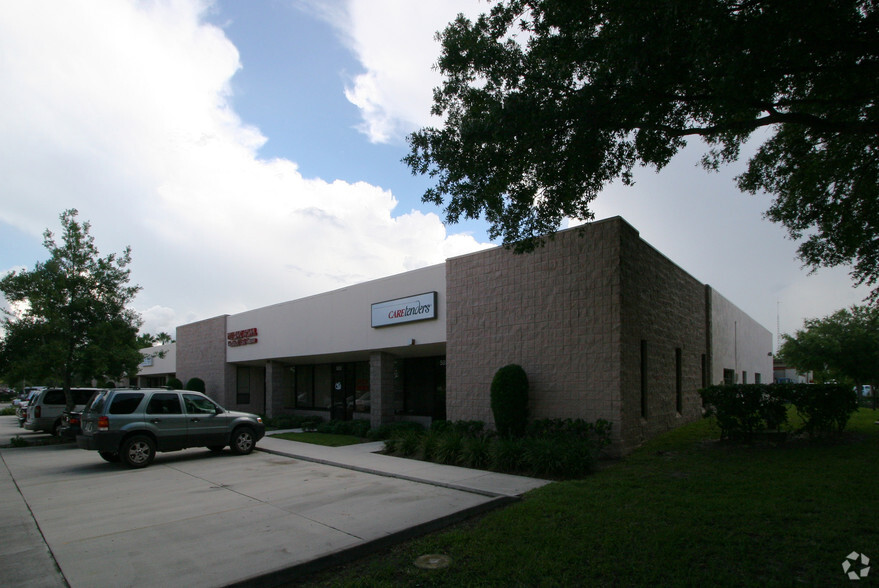 567-585 Interstate Blvd, Sarasota, FL for lease - Building Photo - Image 2 of 28