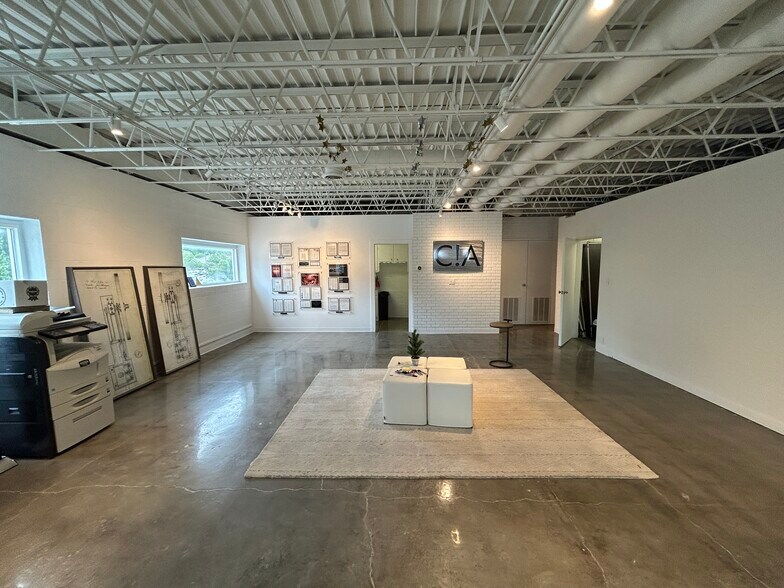 105 E Mill St, Liberty, MO for lease - Building Photo - Image 2 of 17