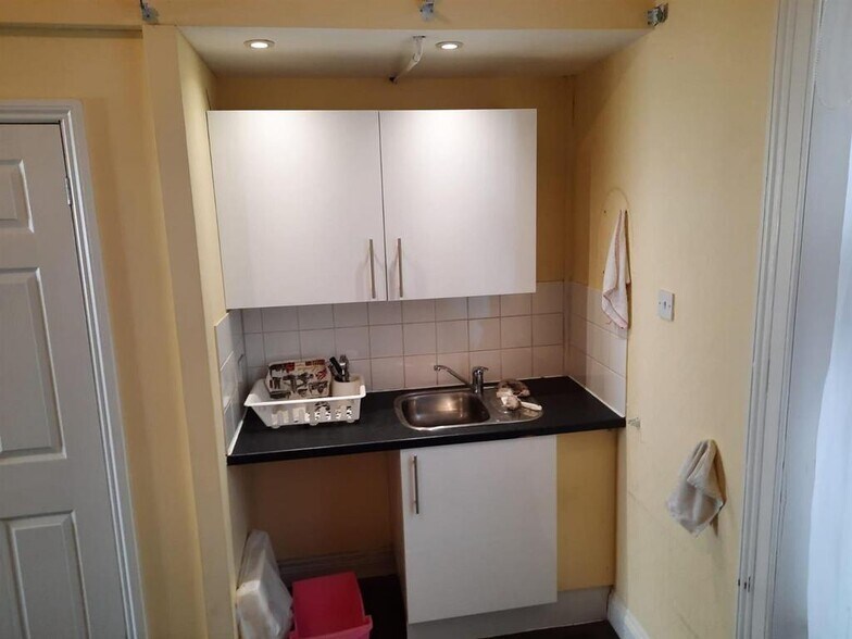 35 Malvern Rd, London for lease - Building Photo - Image 3 of 8