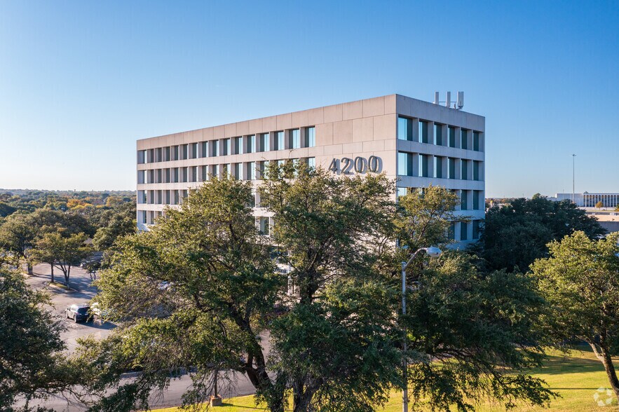 4200 S Hulen St, Fort Worth, TX à louer - Photo du bâtiment - Image 3 de 7