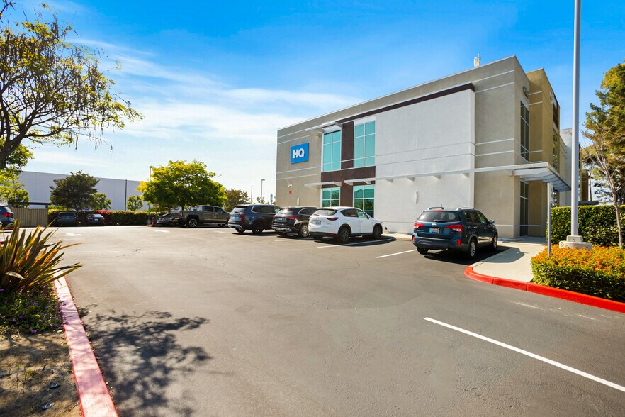 10601 Walker St, Cypress, CA à vendre - Photo du bâtiment - Image 3 de 56