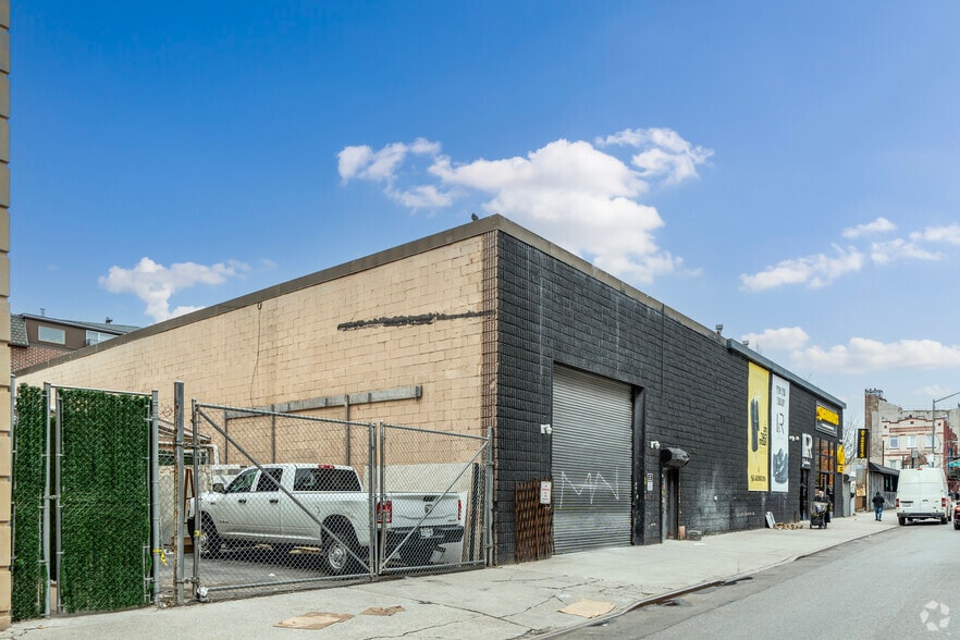 111 Spencer St, Brooklyn, NY for lease - Building Photo - Image 2 of 5