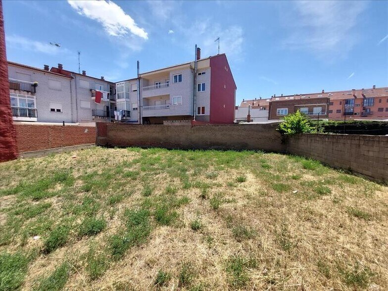 Calle Salvador Madariaga, Villaquilambre, León for sale - Primary Photo - Image 2 of 12