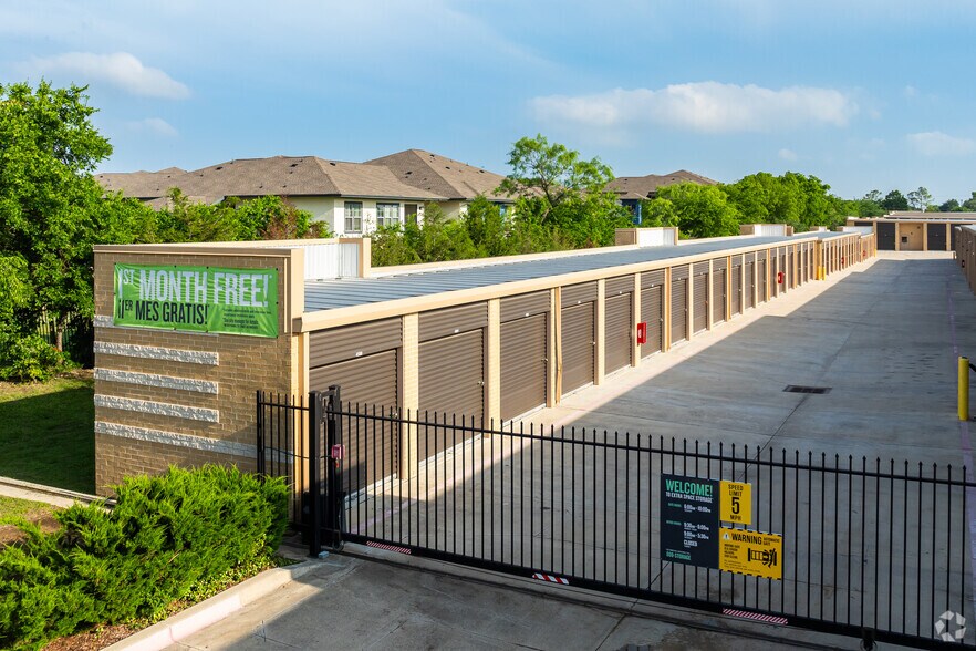 1040 W Sublett Rd, Arlington, TX à louer - Photo du bâtiment - Image 3 de 4