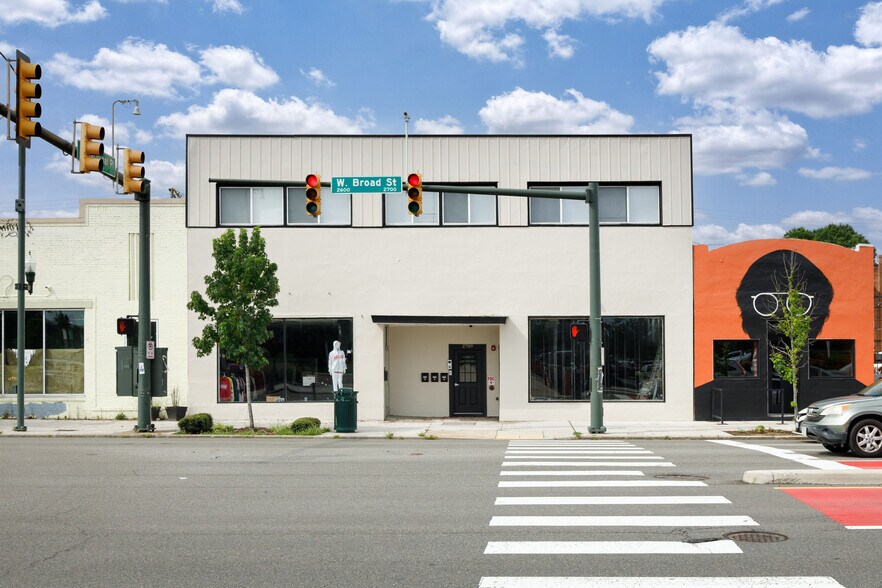 2711 W Broad St, Richmond, VA à louer - Photo du bâtiment - Image 2 de 12