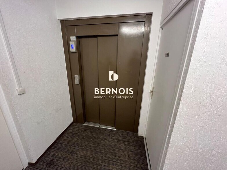Office in Toulon for lease - Lobby - Image 2 of 3