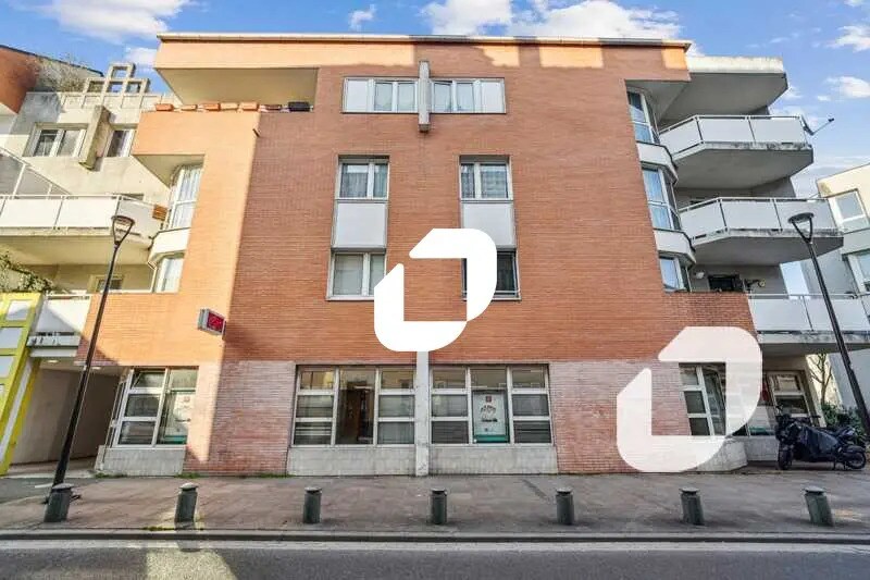 Office in Ivry-sur-Seine for lease Building Photo- Image 1 of 10