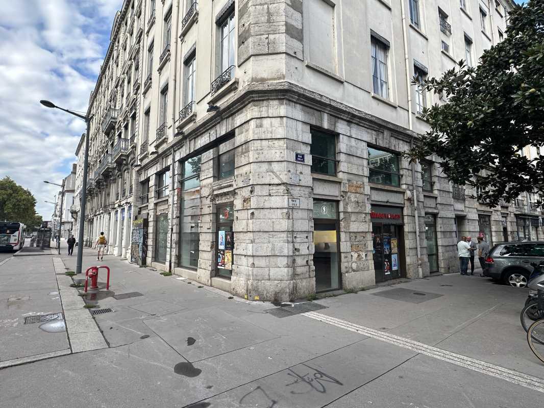 Retail in Lyon for lease Building Photo- Image 1 of 10