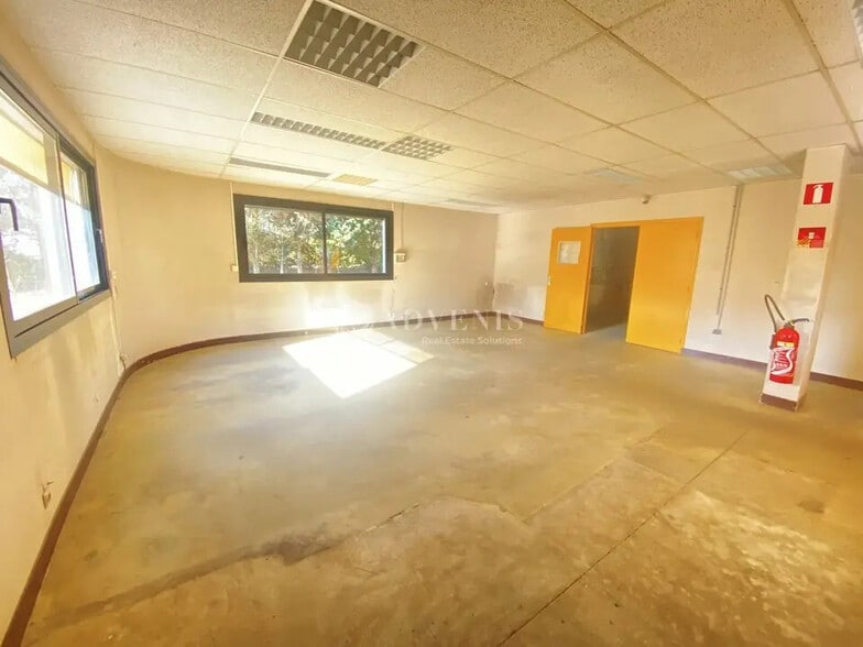 Flex in Lognes for lease - Interior Photo - Image 3 of 12