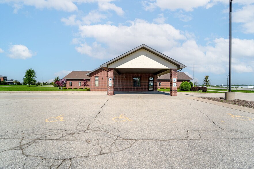 790 Eastgate Dr, Ripon, WI à vendre - Photo du bâtiment - Image 2 de 41