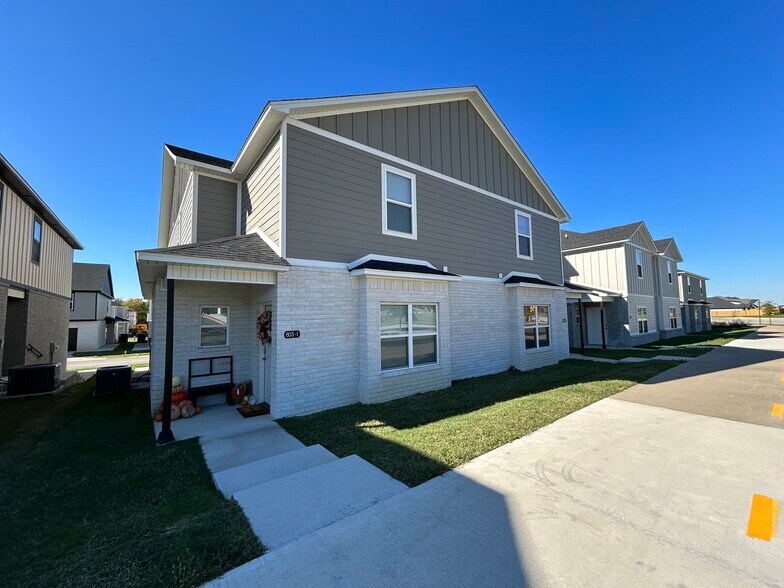 803 S Rupple Rd, Fayetteville, AR à vendre - Photo principale - Image 1 de 14