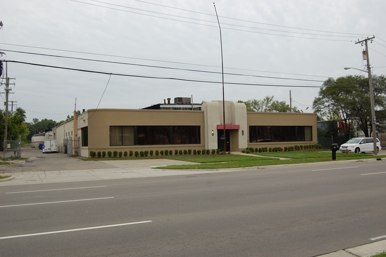 19270 W 8 Mile Rd, Southfield, MI for lease Primary Photo- Image 1 of 4