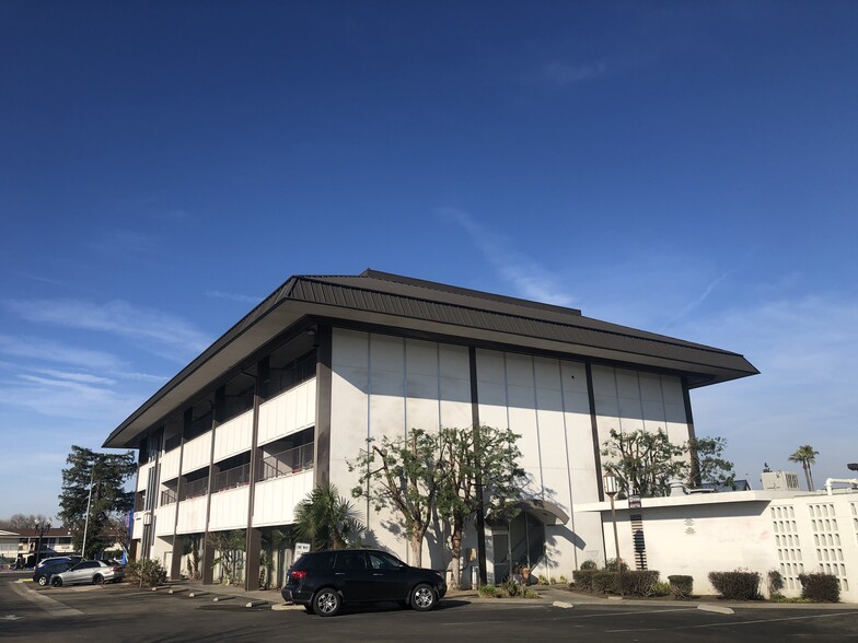 4270 N Blackstone Ave, Fresno, CA for lease - Building Photo - Image 2 of 11