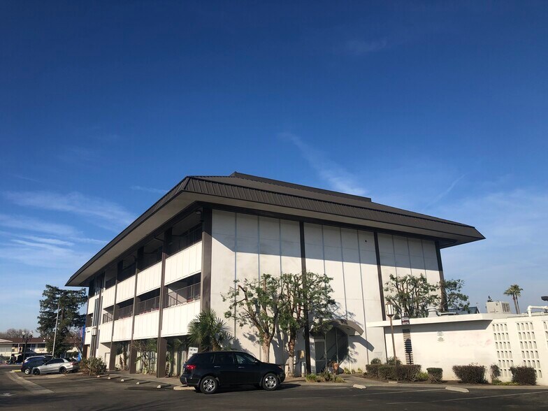 4274 N Blackstone Ave, Fresno, CA à louer - Photo du bâtiment - Image 2 de 11