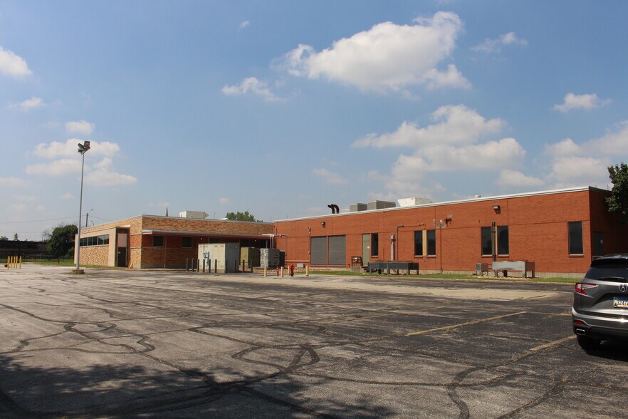 8333 Hickman Mills Dr, Kansas City, MO à vendre - Photo du bâtiment - Image 2 de 17