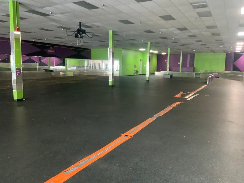 6095-6125 9th Ave N, Saint Petersburg, FL for lease - Interior Photo - Image 2 of 4